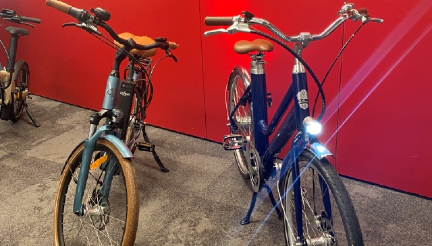 Deux vélos électriques voltaire
