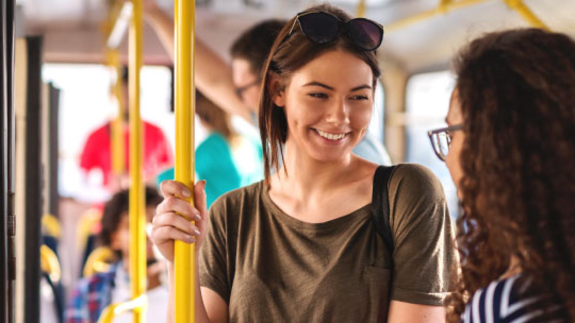 Fille qui tient la barre dans le bus