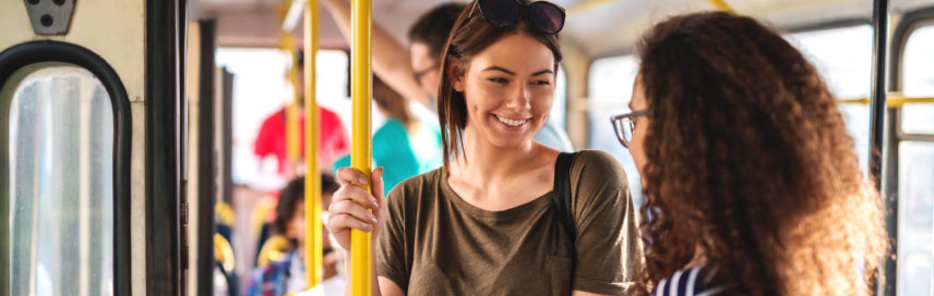 Fille qui tient la barre dans le bus