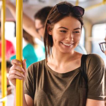 Fille qui tient la barre dans le bus