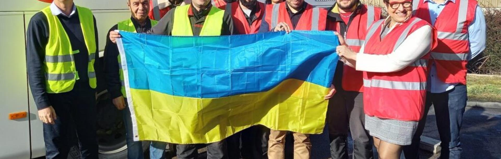 Volodymir MASKYMOV et les équipes de Transdev Auxerrois avec un drapeau ukrainien