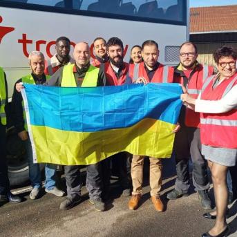 Volodymir MASKYMOV et les équipes de Transdev Auxerrois avec un drapeau ukrainien