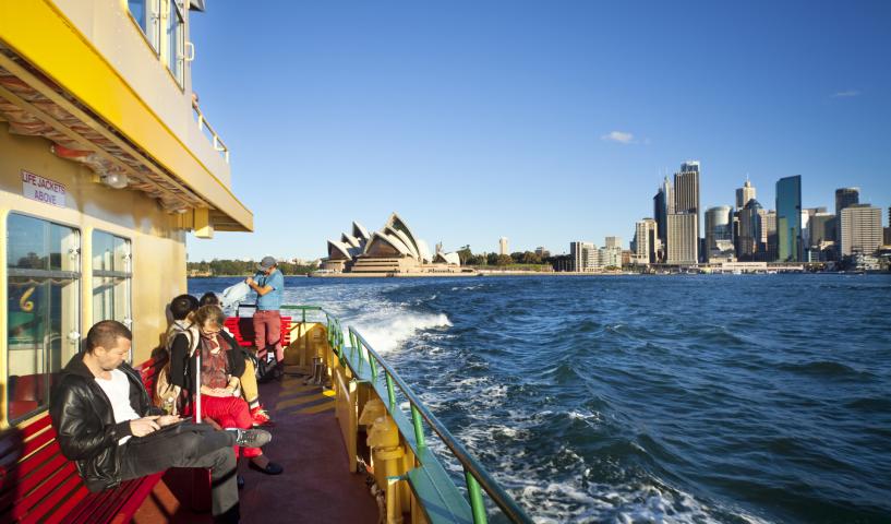 passagers sur le pont d'un ferry à Sydney, Australie
