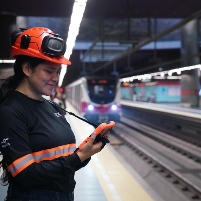 Ecuador - Quito - Metro - Staff