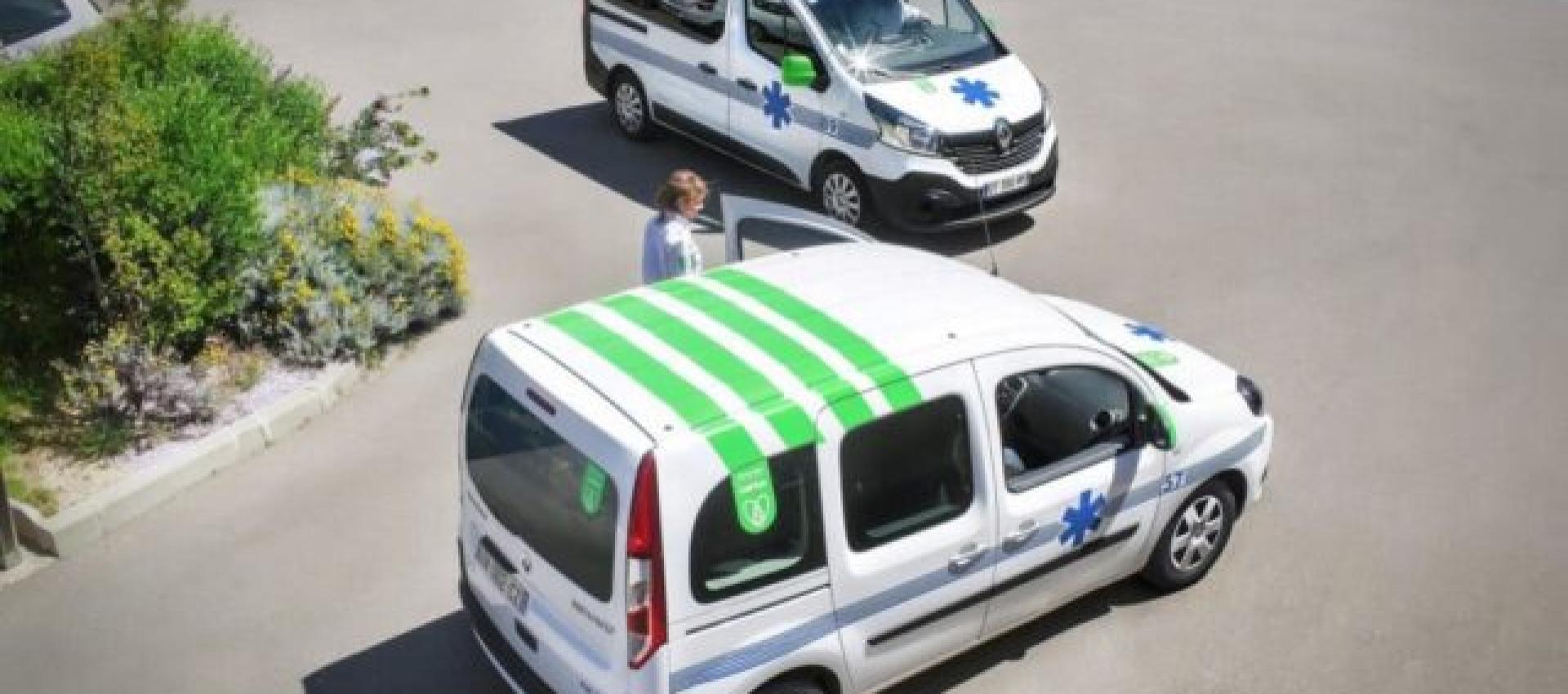 deux camionnettes carius dans une cour