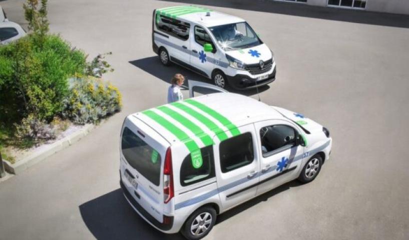 deux camionnettes carius dans une cour