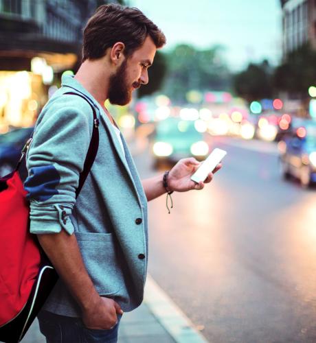 jeune homme dans la rue avec un smartphone