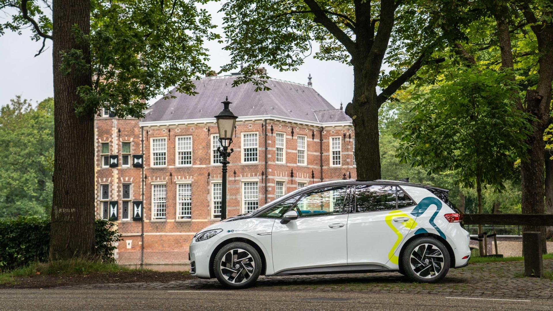 Taxi aux Pays-Bas devant une résidence