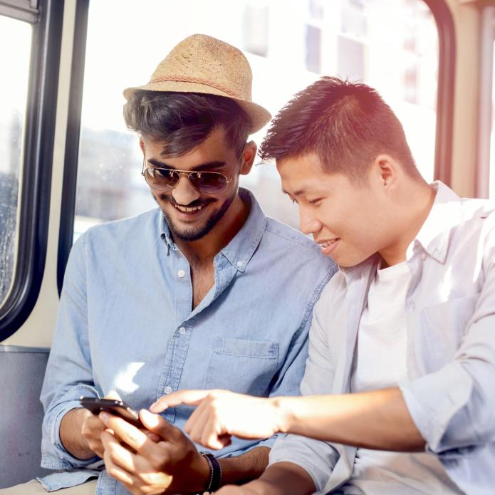2 personnes dans le tram avec un smartphone