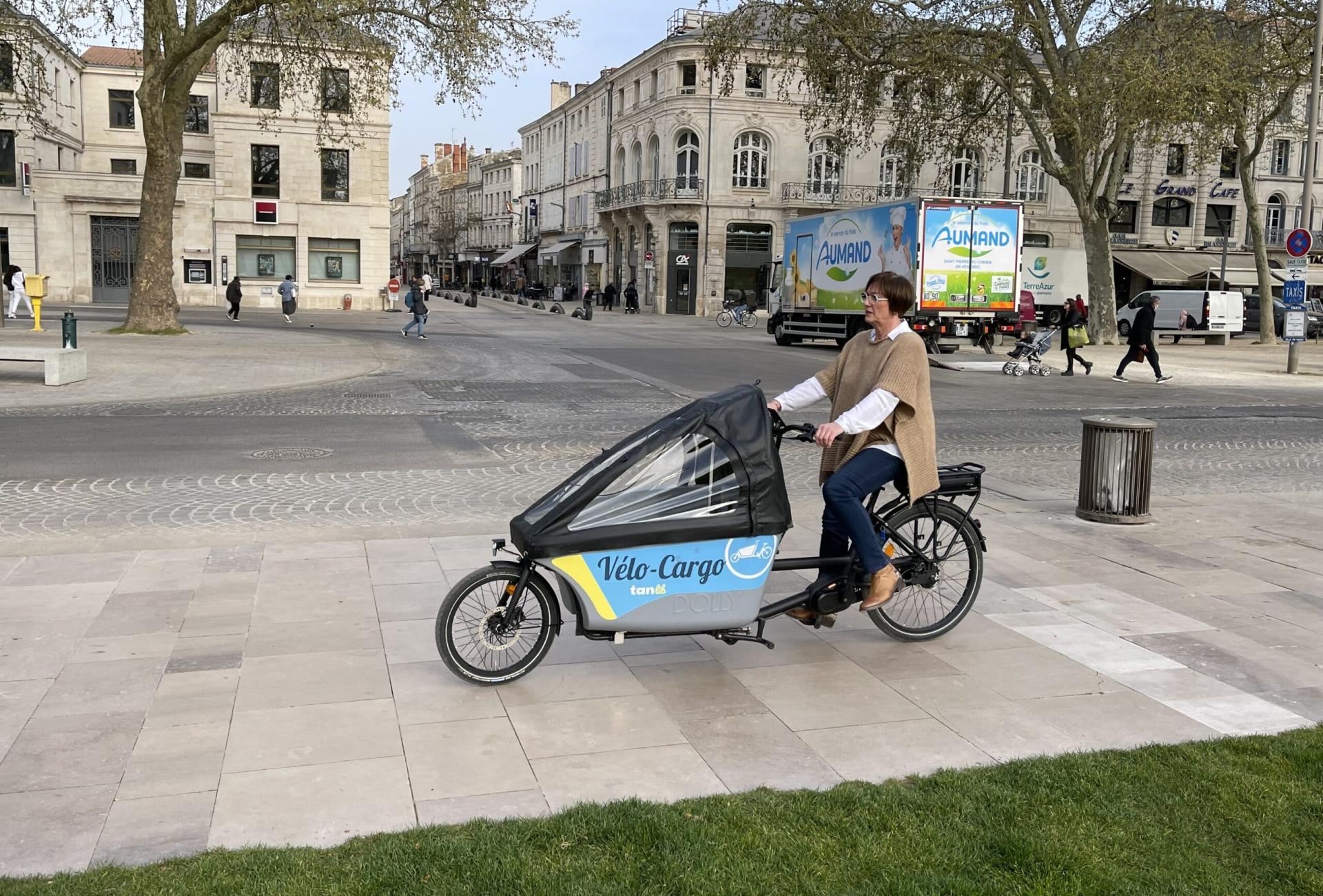 Femme conduisant un vélo en location longue durée à Niort
