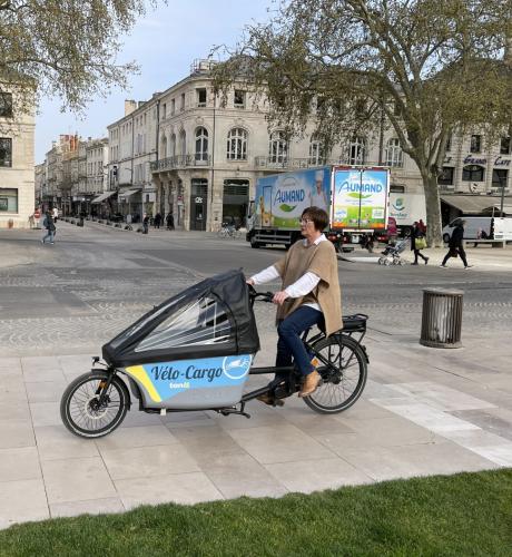 Femme conduisant un vélo en location longue durée à Niort