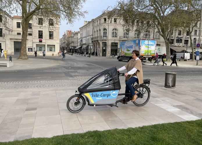 Femme conduisant un vélo en location longue durée à Niort