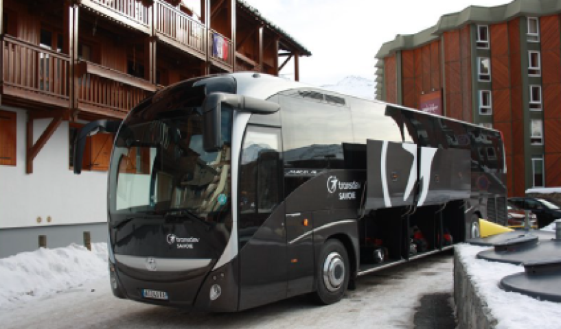 Autocar noir Transdev Savoie