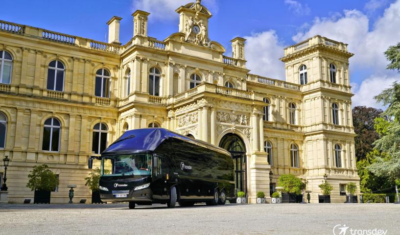 Car Transdev devant un château