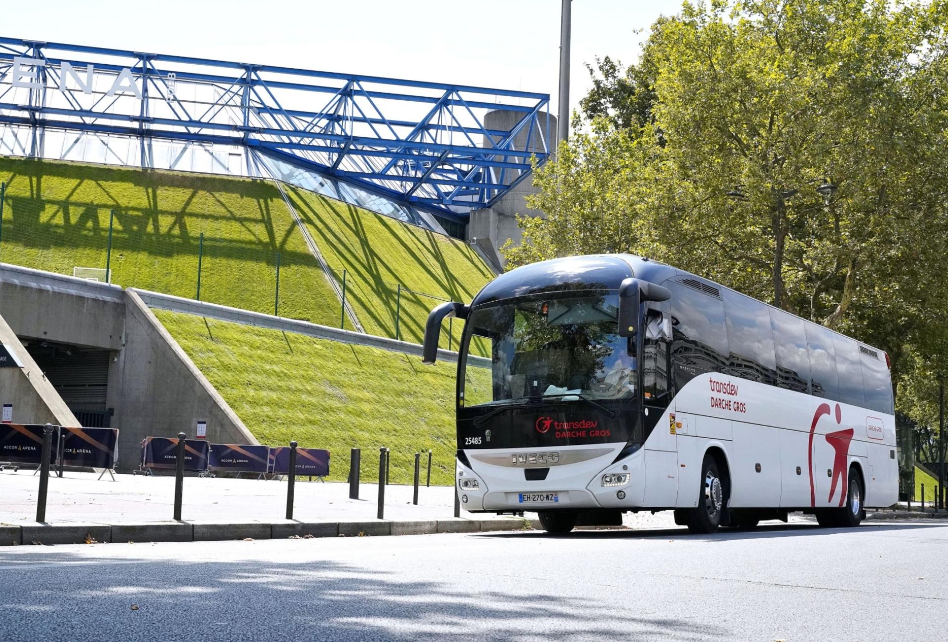 Car Transdev Darche Gros devant l'Accor Arena