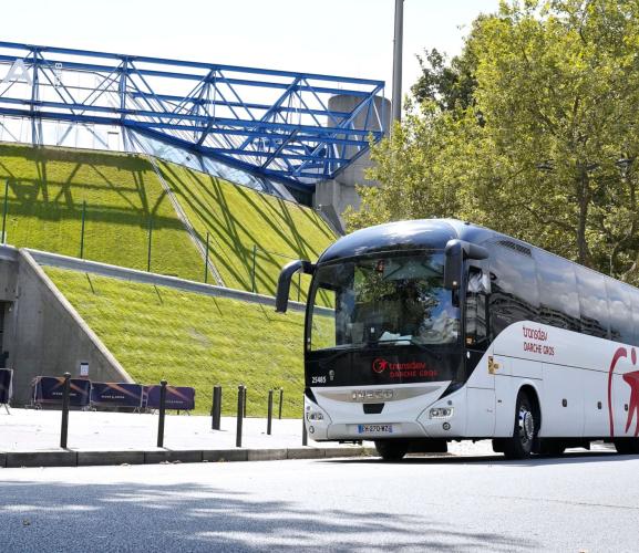 Car Transdev Darche Gros devant l'Accor Arena