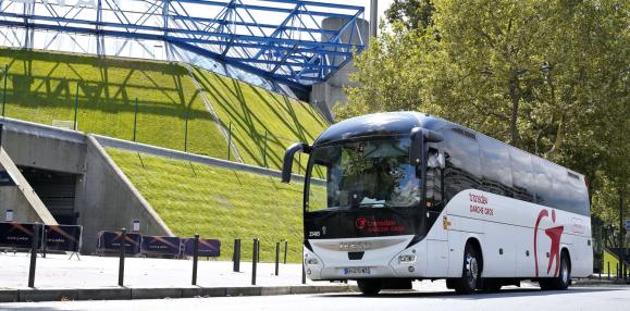 Car Transdev Darche Gros devant l'Accor Arena