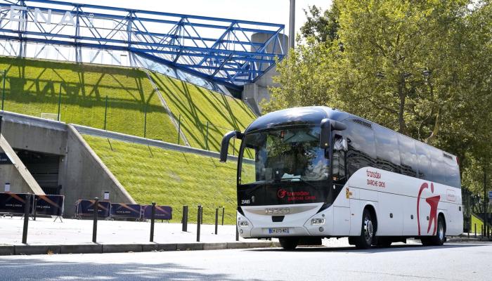 Car Transdev Darche Gros devant l'Accor Arena