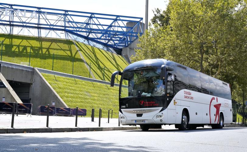 Car Transdev Darche Gros devant l'Accor Arena