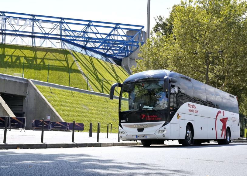 Car Transdev Darche Gros devant l'Accor Arena