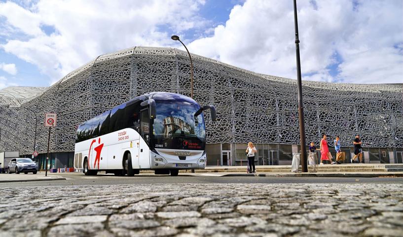 Car Transdev Darche Gros garé devant le Stade Jean Bouin