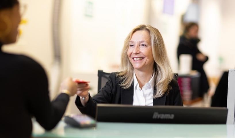 Femme accueil guichet