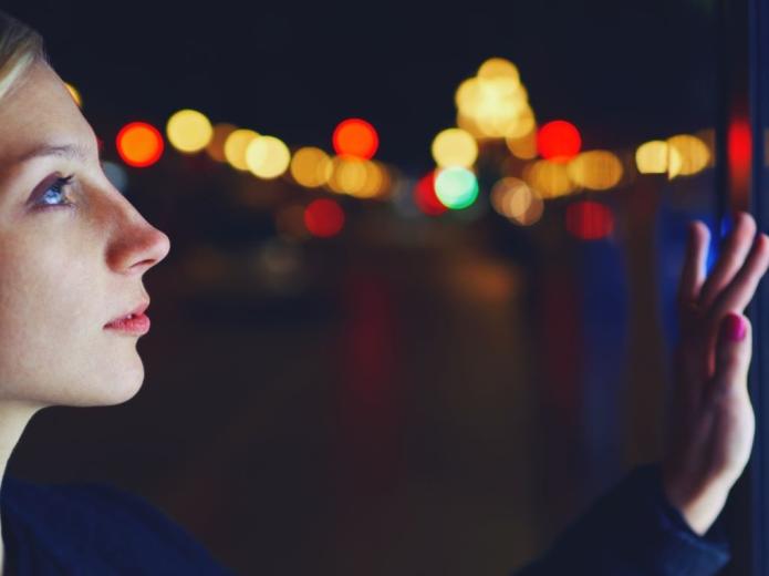 Femme blonde qui clique sur une carte interactive affichée sur un écran