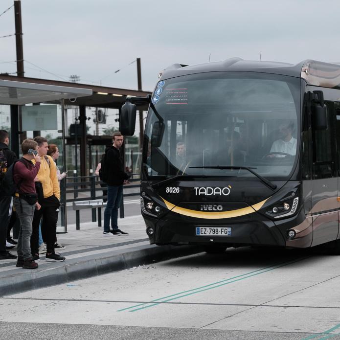 France - Hauts de France - Lens - Tadao - Arrêt de bus.jpg