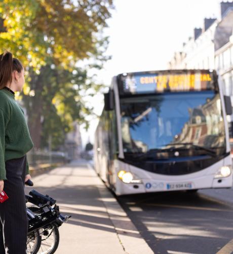 France - Normandie - Rouen - Arrêt de bus - Bus - Passager