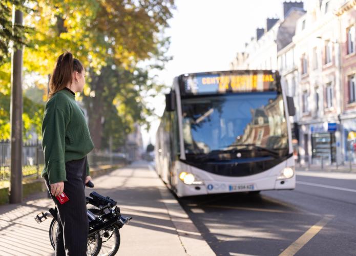 France - Normandie - Rouen - Arrêt de bus - Bus - Passager