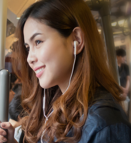 Jeune femme avec des écouteurs dans un bus