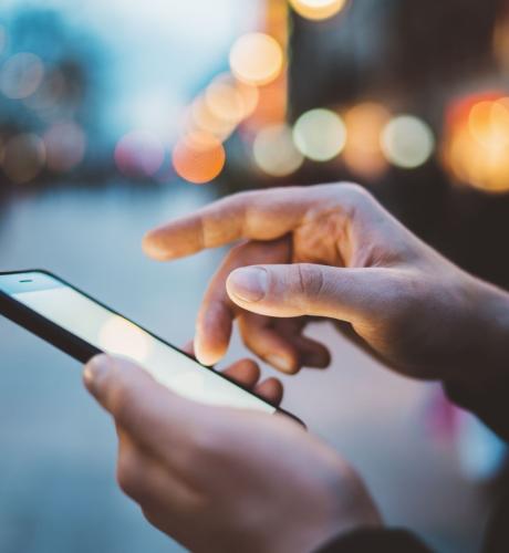 Mains qui utilisent un smartphone