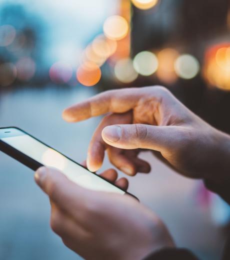 Mains qui utilisent un smartphone