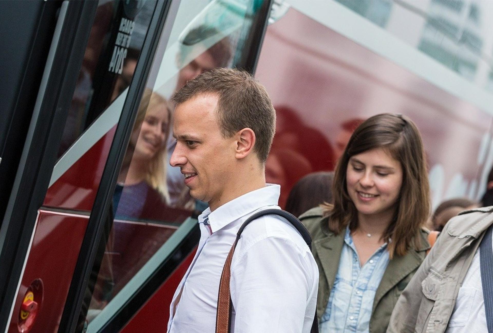 Passagers qui montent dans un car