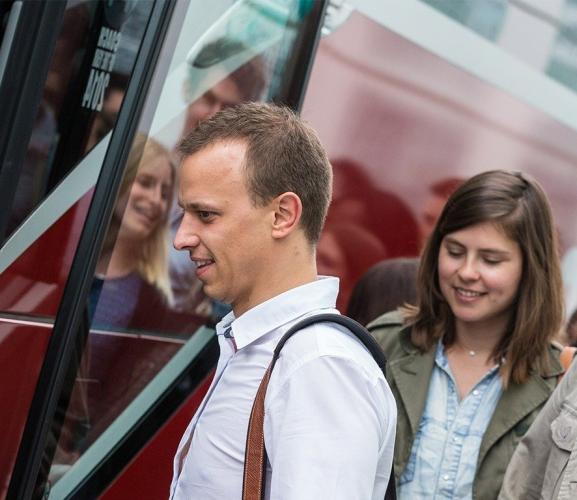 Passagers qui montent dans un car