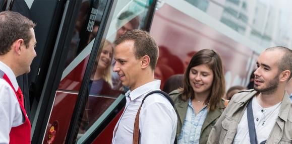 Passagers qui montent dans un car