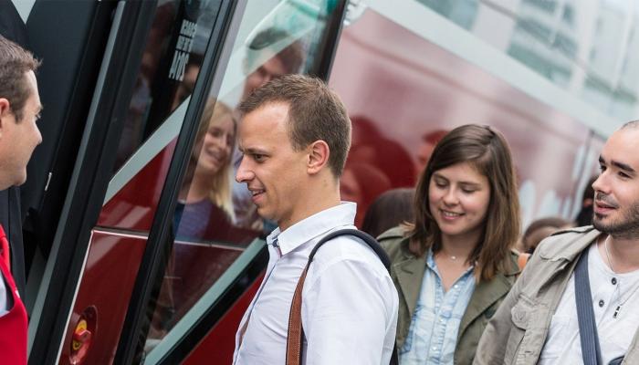 Passagers qui montent dans un car