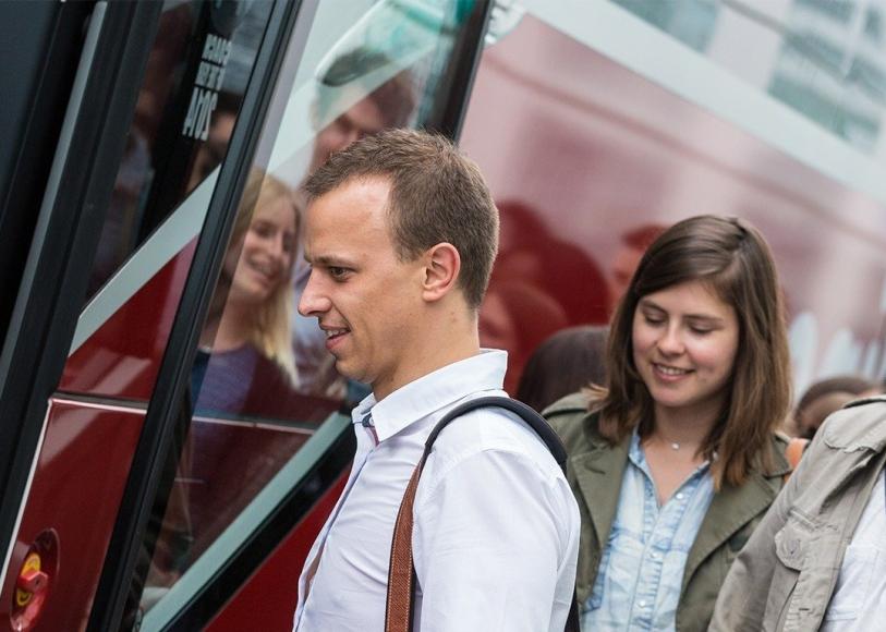 Passagers qui montent dans un car
