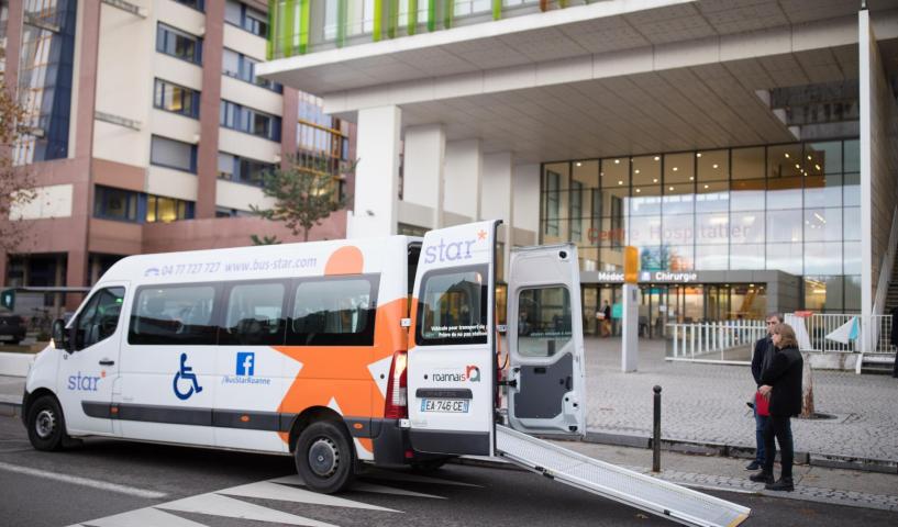 France Auvergne Rhône Alpes Roanne Véhicule avec rampe pour fauteuil roulant