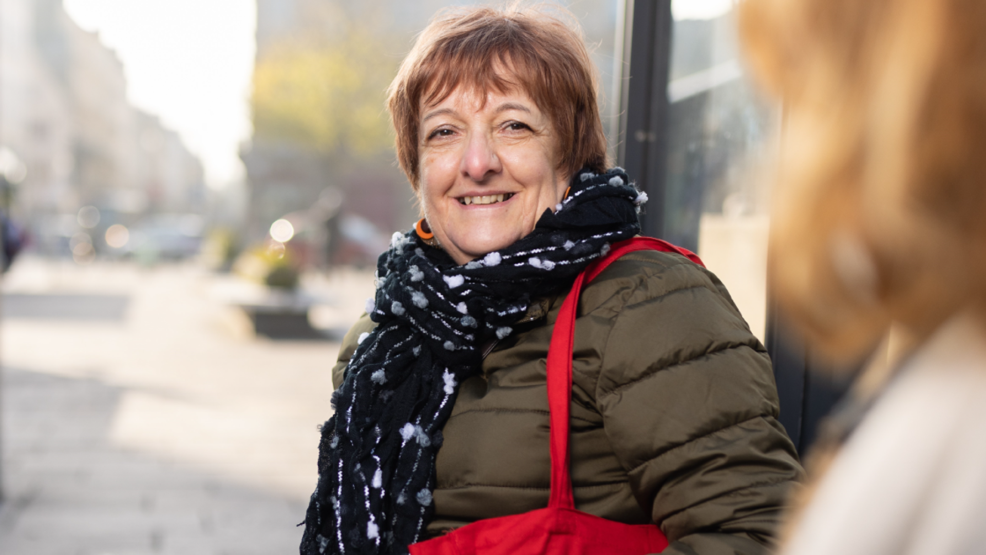 Personnes à un arrêt de bus