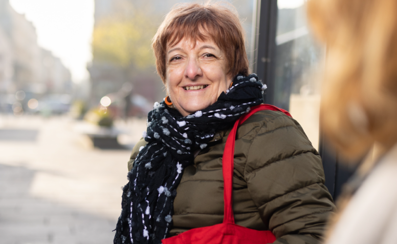 Personnes à un arrêt de bus