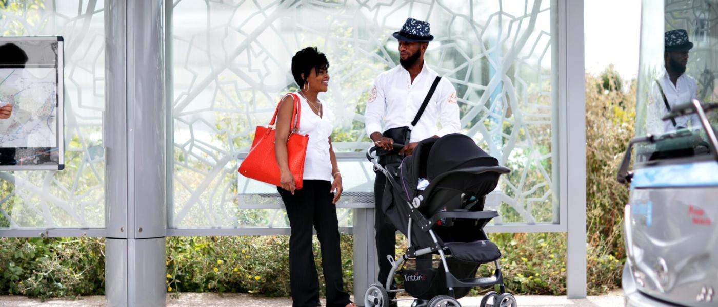 Famille avec une poussette à un arrêt de bus - Ile de France- Montesson