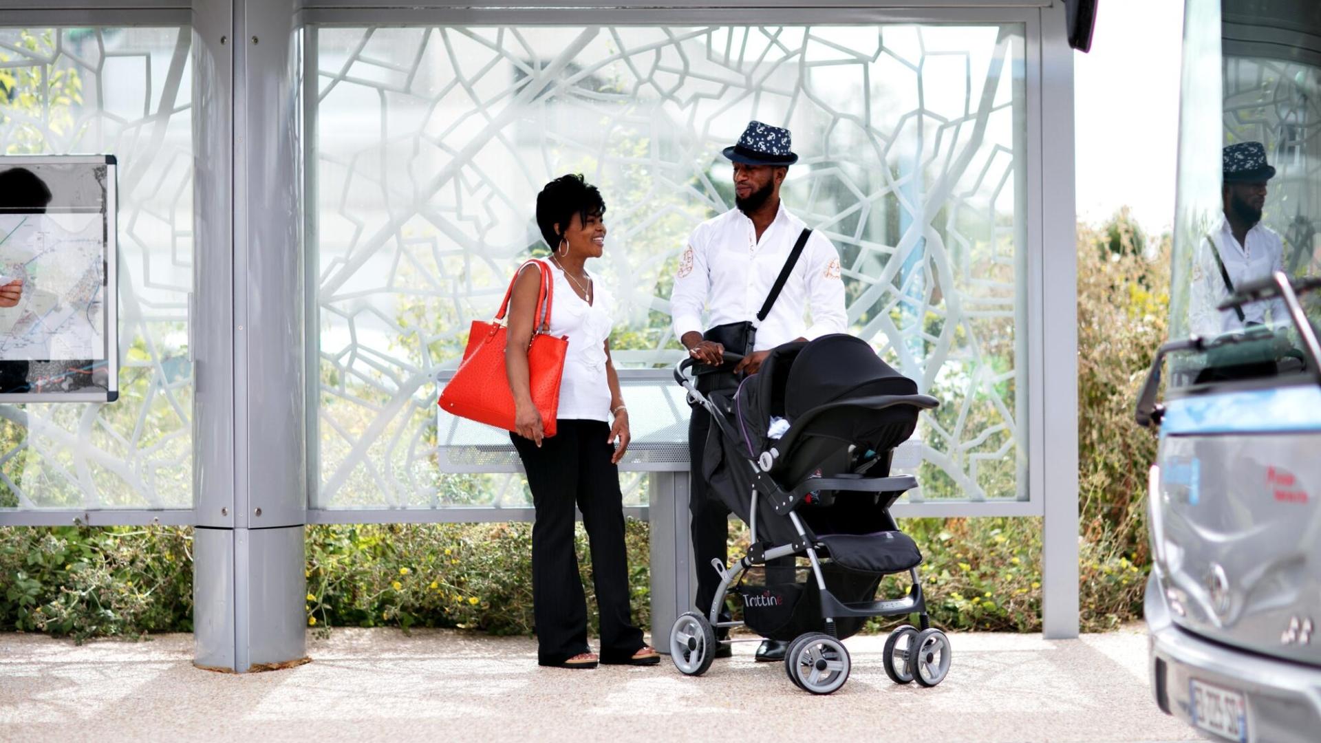 Famille avec une poussette à un arrêt de bus - Ile de France- Montesson