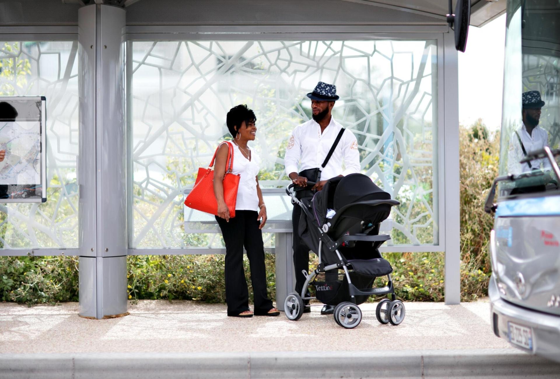Famille avec une poussette à un arrêt de bus - Ile de France- Montesson