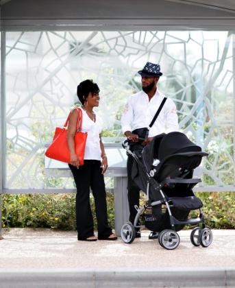 Famille avec une poussette à un arrêt de bus - Ile de France- Montesson
