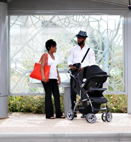 Famille avec une poussette à un arrêt de bus - Ile de France- Montesson
