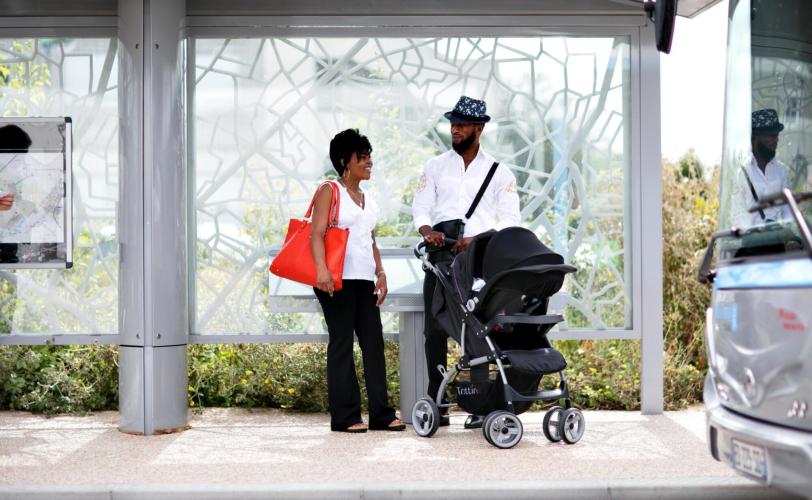 Famille avec une poussette à un arrêt de bus - Ile de France- Montesson