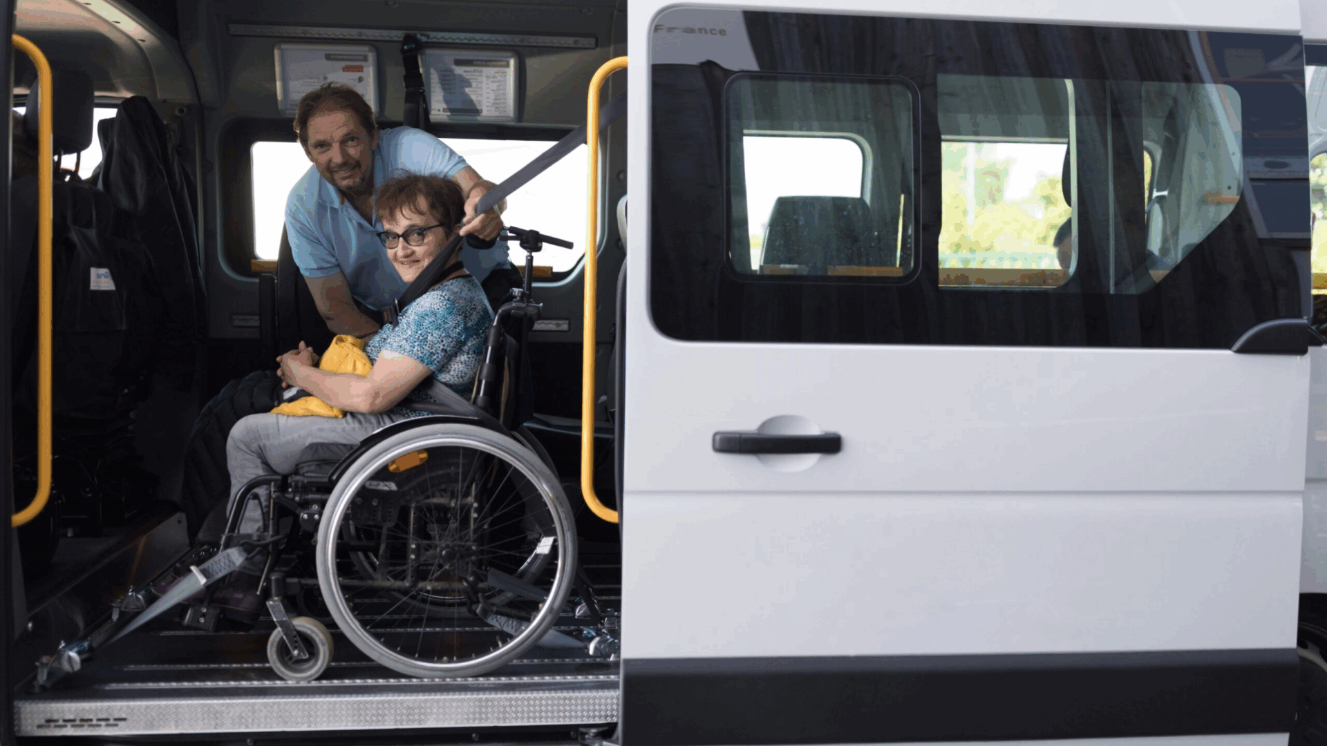 Personne en fauteuil roulent dans un véhicule