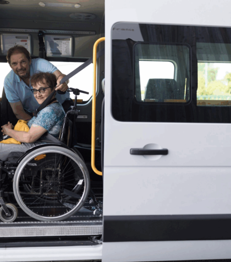 Personne en fauteuil roulent dans un véhicule