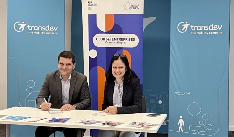 Afin d’améliorer les conditions de travail et l’accompagnement des collaborateurs touchés directement ou indirectement par le cancer, Caroline Gonin, DRH et RSE Groupe Transdev a signé la charte Cancer et emploi en septembre 2023, en présence de Thierry Breton, Directeur Général de l’Institut National du Cancer. Cette charte comprend 11 engagements et a pour objectifs principaux d’agir sur la perception de la maladie dans l’univers professionnel, d’accompagner les salariés dans le retour et le maintien en emploi et de promouvoir la santé.